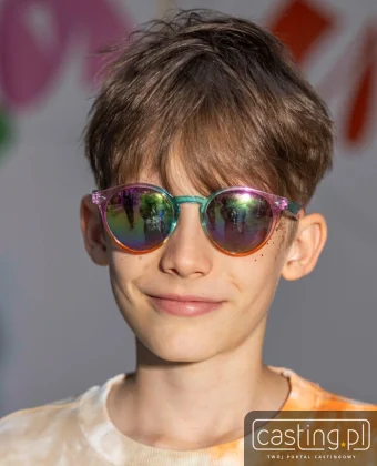 156987